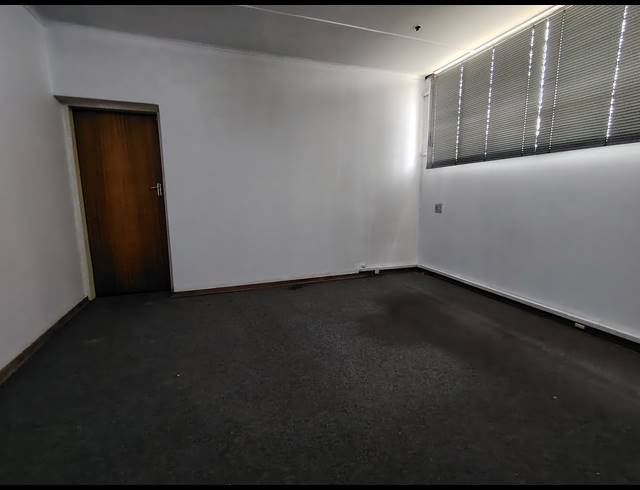 700M² WAREHOUSE TO LET IN DRIEHOEK